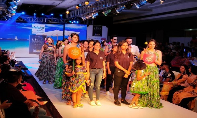 किड्स व युवा मॉडल्स की रैंप वाक से गुलजार हुआ इंडिया किड्स फैशन वीक का मंच